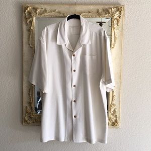 Tommy Bahama shirt. Original fit. Short sleeved. Silk. Camp shirt. Size XL